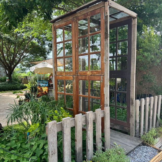 The life garden cafe จ.เพชรบุรี