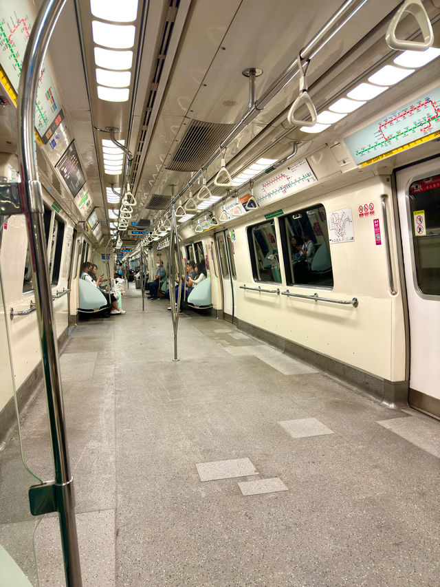 シンガポール　シンガポール観光　MRTチャンギエアポート駅は大きくて綺麗だぞ！