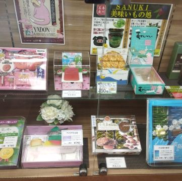 小豆島行きのフェリーの売店には、ヤドンのおやつがたくさん売っ