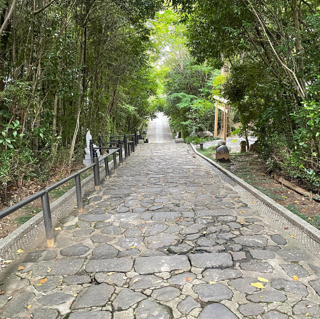 魅力的な庭園のある神社