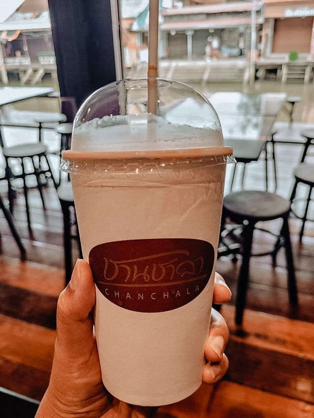 นั่งชิลร้านกาแฟ อัมพวา