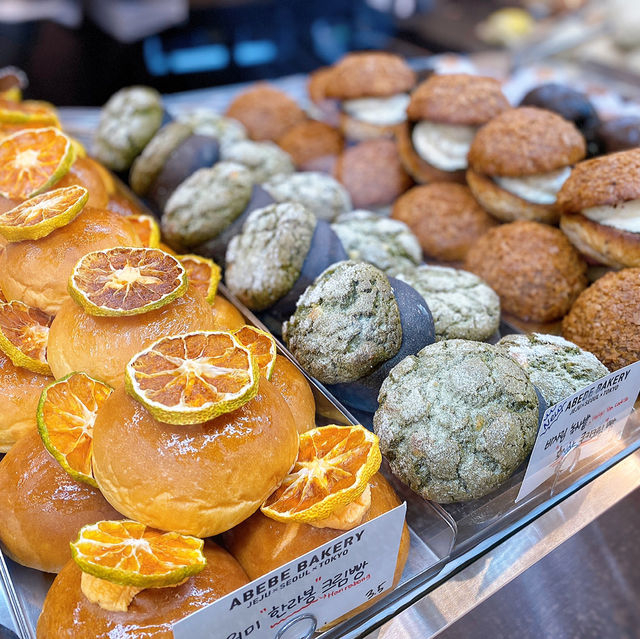 ㅇㅂㅂ ABEBE BAKERY超夯排隊名店！爆漿奶油甜甜圈，一口咬下幸福感滿到溢出來！🍩💕