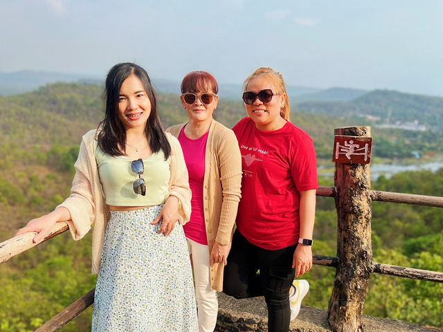 วัดสิรินธรวรารามภูพร้าว - ยลความงามวัดเรืองแสง