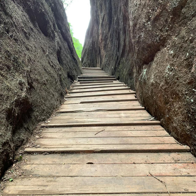 巖山：風光明媚的自然寶庫 ⛰️🌄