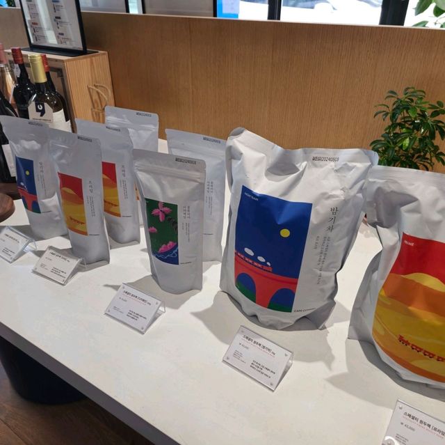 전시도 보고 커피도 마시며 실내데이트하기에 좋은 카페 꼼마