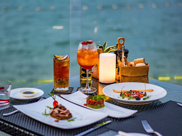 ร้านอาหารสุดโรแมนติกริมทะเลอ่าวป่าตอง