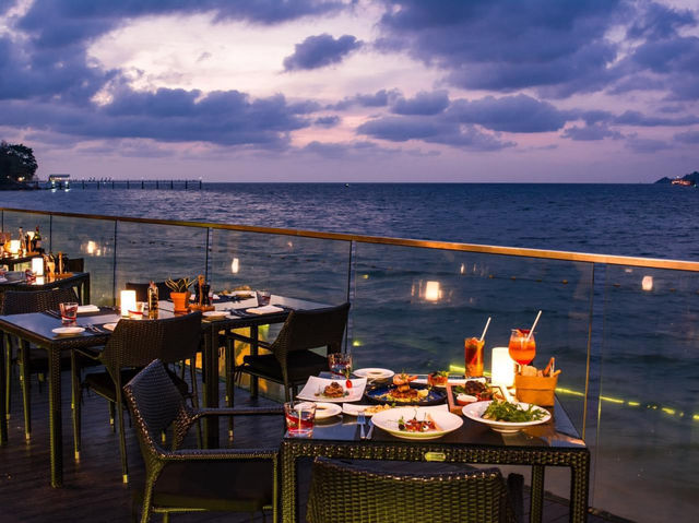 ร้านอาหารสุดโรแมนติกริมทะเลอ่าวป่าตอง