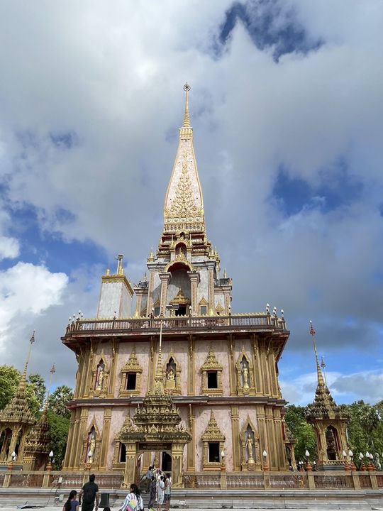 泰國普吉 只要有光有雲泰國寺廟很好出片 查龍寺 วัดไชยธาราราม (วัดฉลอง)