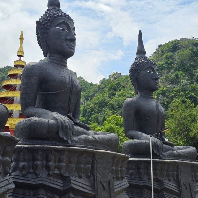 ไหว้พระชมพระพุทธรูปหินลาวา ที่วัดถ้ำกระบอก
