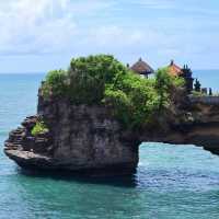 Ocean’s Embrace: A Visit to Bali’s Iconic Tanah Lot Temple 