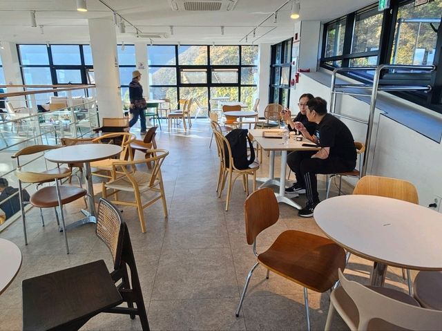 The nice cafe beside Mancheonha Skywalk, Baker's Ilooha