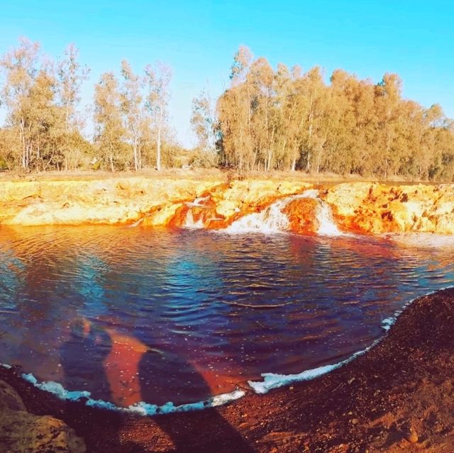 紅色河水上的老橋