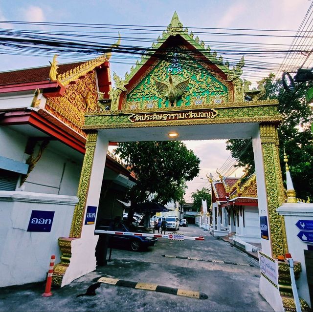 泰國曼谷具有特色的曆史古跡寺廟景點:Wat Pradittharam (Wat Mon)，巨大金色臥佛，適合拍照📸打卡。