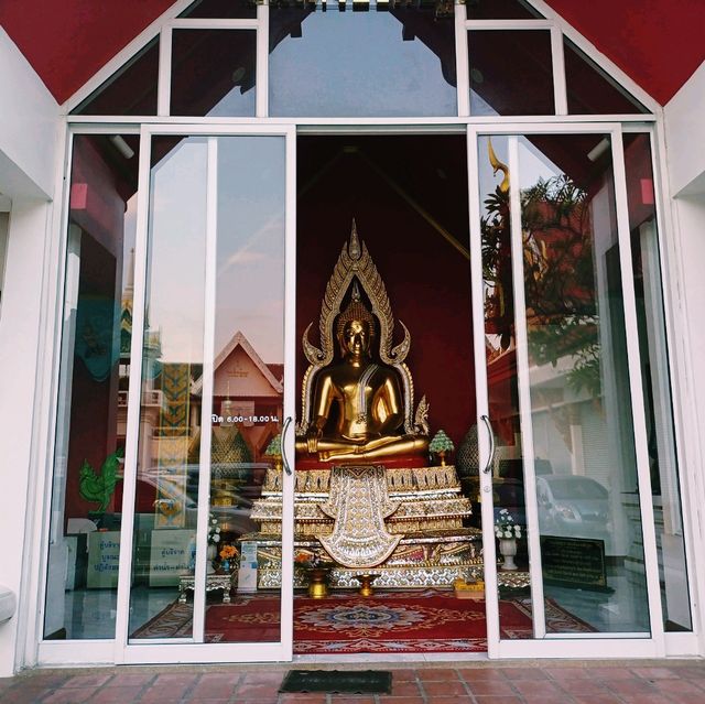 泰國曼谷具有特色的曆史古跡寺廟景點:Wat Pradittharam (Wat Mon)，巨大金色臥佛，適合拍照📸打卡。