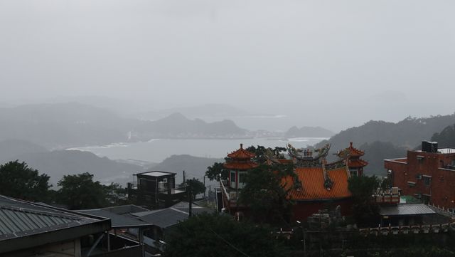 Wander around the magical area of Jiufen (九分) at night