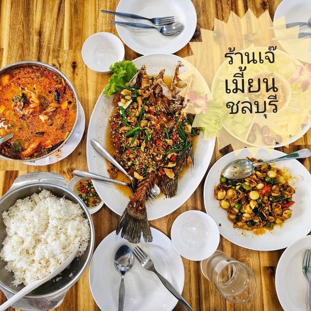 มาทะเลก็ต้องกินอาหารทะเลที่ร้านเจ๊เมี้ยน