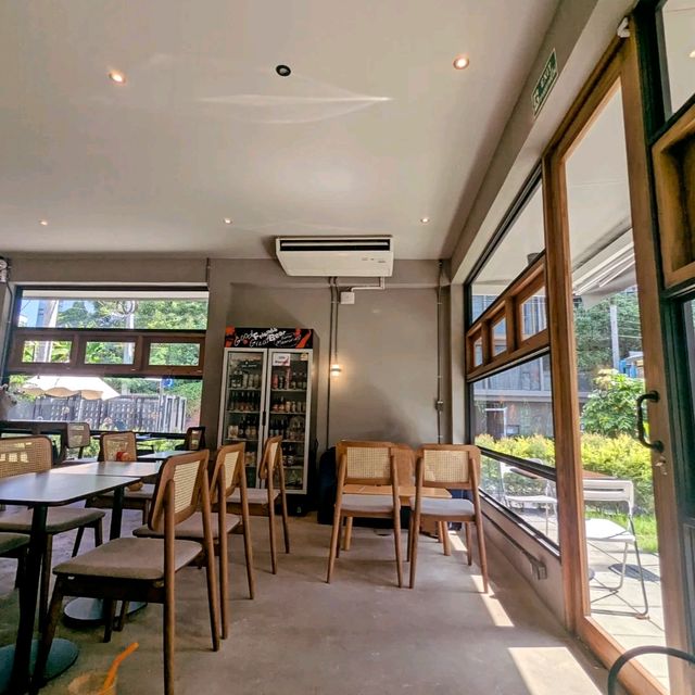 白天咖啡店，晚上變身酒吧：曼谷小幽靈咖啡 Little Ghost Cafe