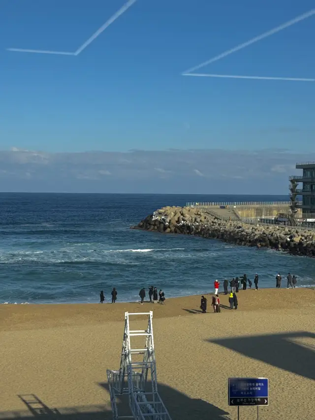 到江原道海邊旅行，造訪江陵的熱門景點「安木海灘、沙斤津海灘」