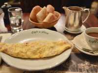 A Classic Parisian Morning at Café de Flore☕️