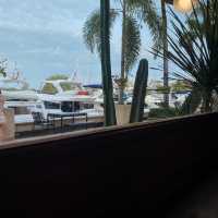 คาเฟ่สุดหรูที่ตั้งอยู่ในท่าเรือ Royal Phuket Marin