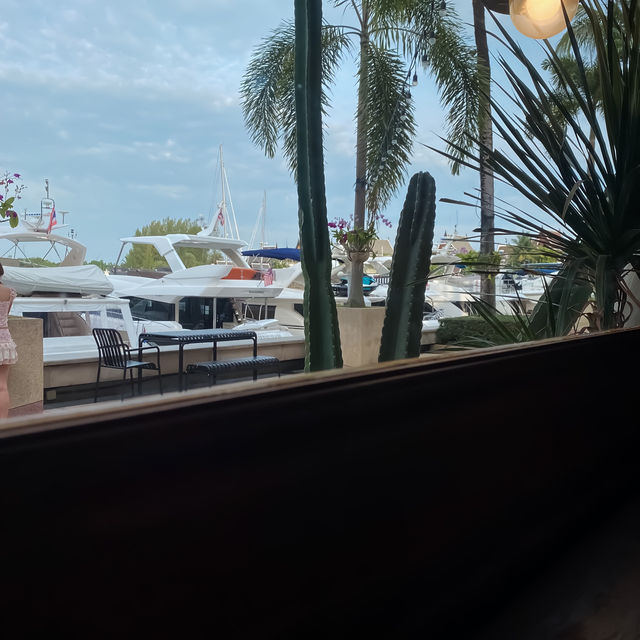 คาเฟ่สุดหรูที่ตั้งอยู่ในท่าเรือ Royal Phuket Marin