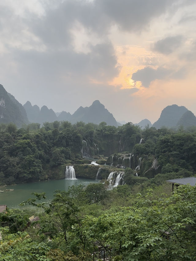 A breathtaking border, Detian Waterfall A breathtaking border, Detian Waterfall