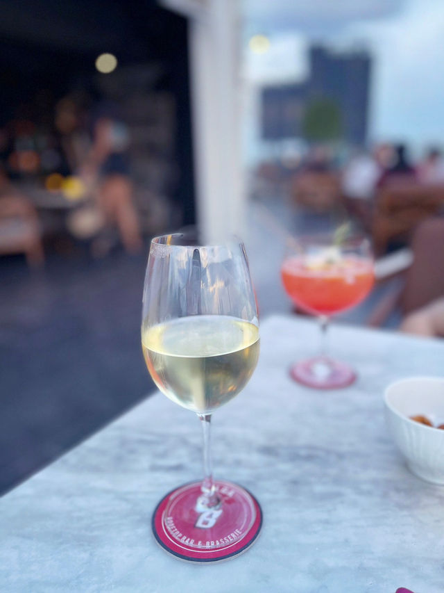 ร้านอาหารเบลเยี่ยม บน Rooftop bar ชั้น 32 