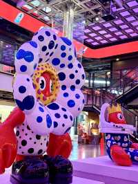 《龍蝦畫家》雕塑展-維港景色相畔，五彩繽紛巨型龍蝦雕塑