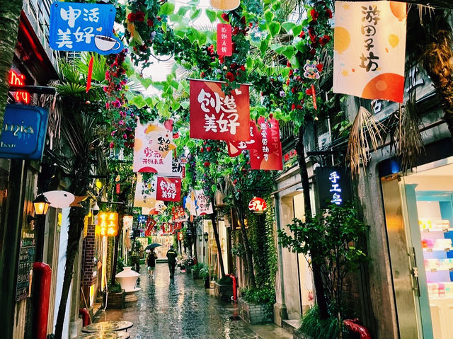 迷路のような路地裏で、アートと雑貨の宝探し！