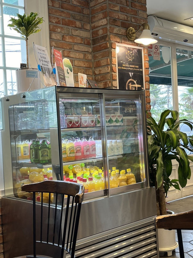  🥖濟州人都在吃的5星級麵包店！ 這間海邊的大蒜法棍一出爐就秒殺，真的香到無法低調！