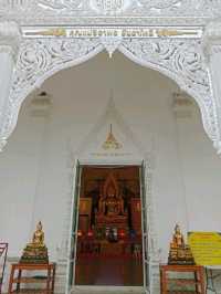 กราบพระขอพรให้ชีวิตมีความสุขที่วัดวีระโชติธรรมาราม