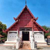 ไหว้พระและชมจิตรกรรมฝาผนังในวิหารศิลปะล้านนา
