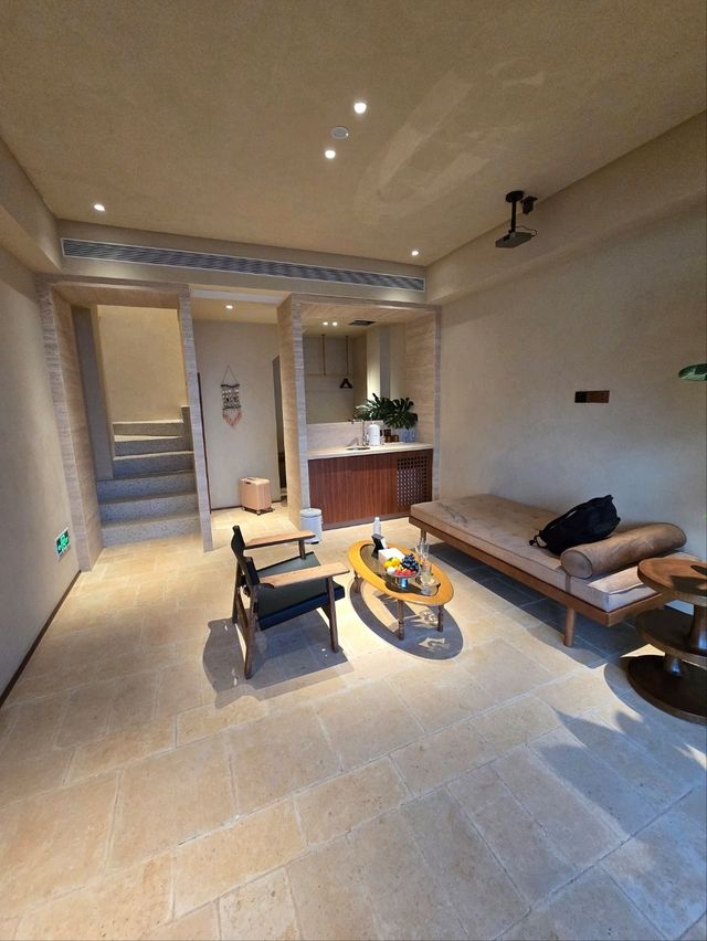 **A Slice of Paradise in Dali: Hushan Yunyin Qungshan Cliff Hotel** 