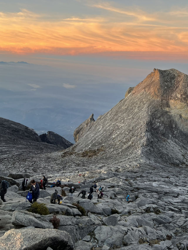 【Mt. Kinabalu：4095m 的自我對話】 ⛰️🚶‍♂️☀️💨