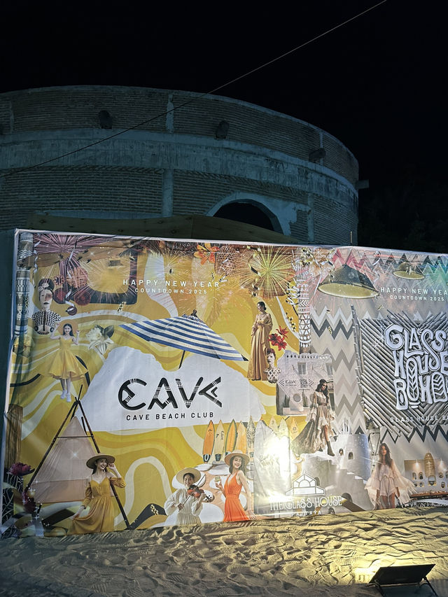 パタヤ🇹🇭トロピカルな海沿いのレストラン“Cave Beach Club”