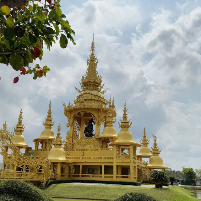 Thailand’s White Temple — Unreal Beauty ✨🏯