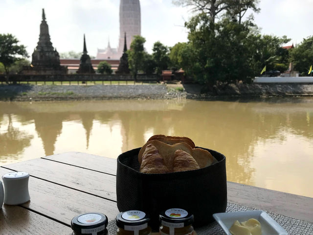 Sala Ayutthaya นอนชมวิววัด กลางสายฝน