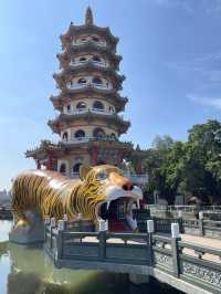 蓮池潭的觀光客必遊景點 💕蓮池潭龍虎塔