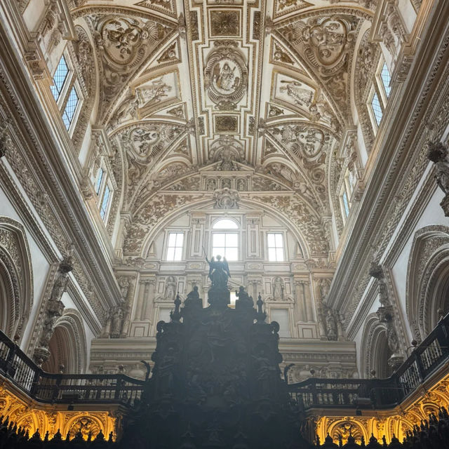 Cordoba's Mosque-Cathedral: A Stunning Blend of Faiths! 🕌⛪
