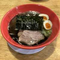 藏身國際通巷弄的黑蒜拉麵──沖繩「琉家本店」食記