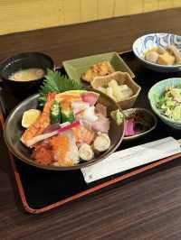 海の香りと活気に包まれる寺泊魚の市場通りで、旬の味覚を堪能🐟