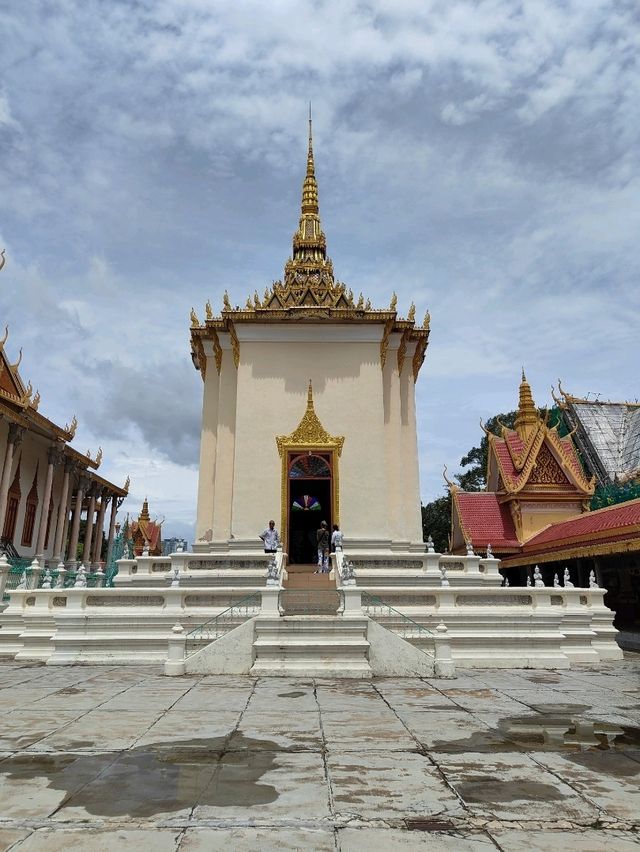Legacy in Metal and Marble: The Pagoda, Pavilion, and the King on Horsebac