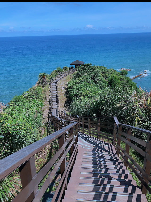 🌊大石鼻山步道｜花蓮海岸線上的天空步道，一次收藏山、海、藍天  📍 地點：花蓮縣豐濱鄉磯崎村 🕰️ 建議停留時間：1～1.5小時 🚶‍♀️ 