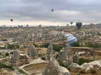 【Göreme Sunrise & Balloons View／ギョレメ朝焼け＆気球｜“空に舞う夢を見た丘上の朝”】