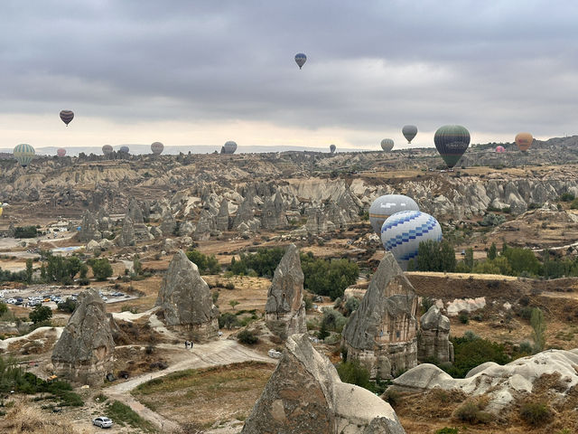 【Göreme Sunrise & Balloons View／ギョレメ朝焼け＆気球｜“空に舞う夢を見た丘上の朝”】