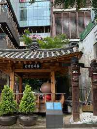 북촌길을 함께 걷고 인사동에서 기념품도 사고 함께해요