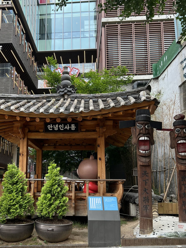 북촌길을 함께 걷고 인사동에서 기념품도 사고 함께해요