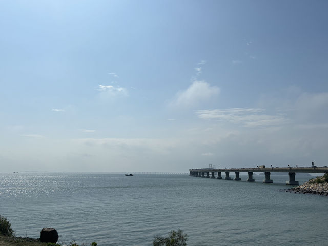 **🌊 汕頭南澳島｜絕美「長尾山燈塔」打卡攻略！紅白相間的浪漫地標，免費入場！**  
