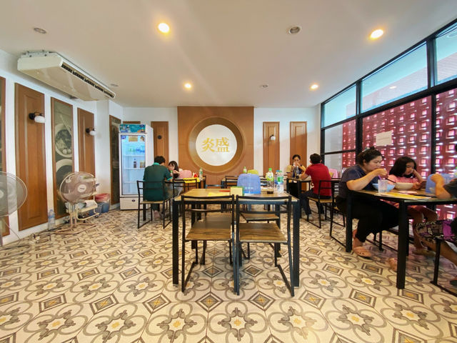 เอี่ยมเส็ง - ก๋วยเตี๋ยวหมูอบวัดกลาง