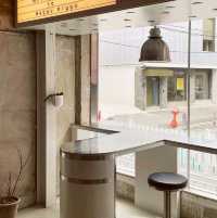 A pretty brunch cafe with an American casual concept!